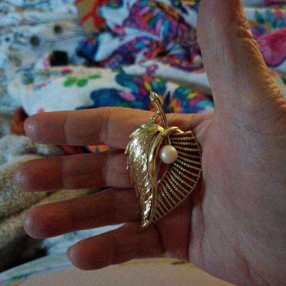 Elegant Gold-Tone Leaf Brooch - Picture 1 of 3